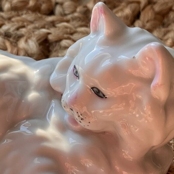 White Porcelain Cat Figurine - Vintage - #7899 Andrea by Sadek Figurine - Picture 7 of 7
